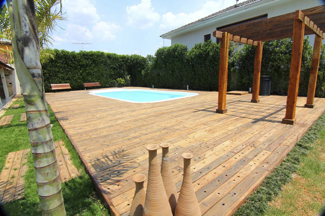 Deck de cruzeta piscina litoral